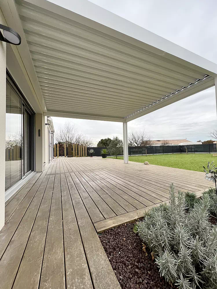 Pose de pergolas à Jonzac par Espi Bâtiment