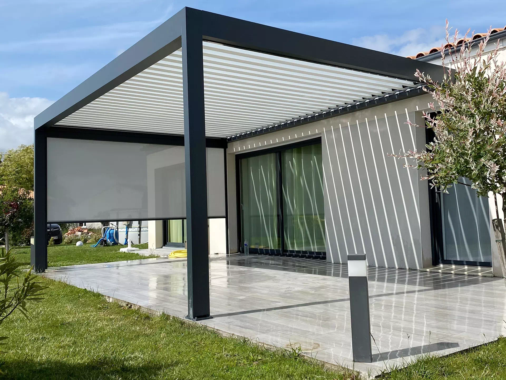 Pose de pergolas à Jonzac par Espi Bâtiment