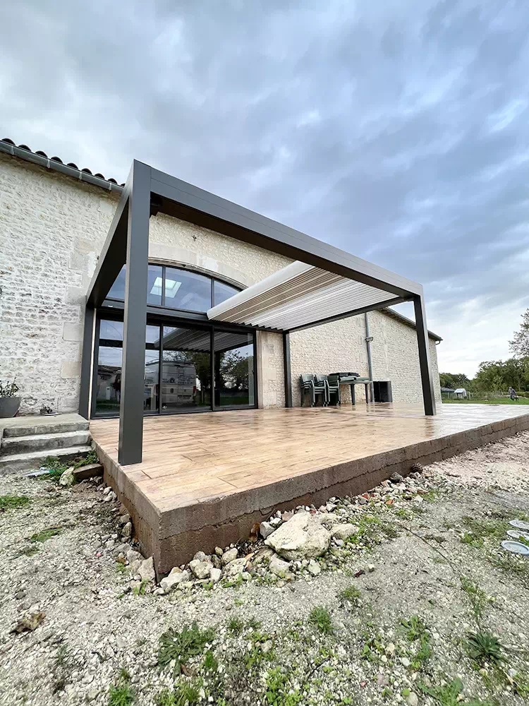 Pose de pergolas à Jonzac par Espi Bâtiment