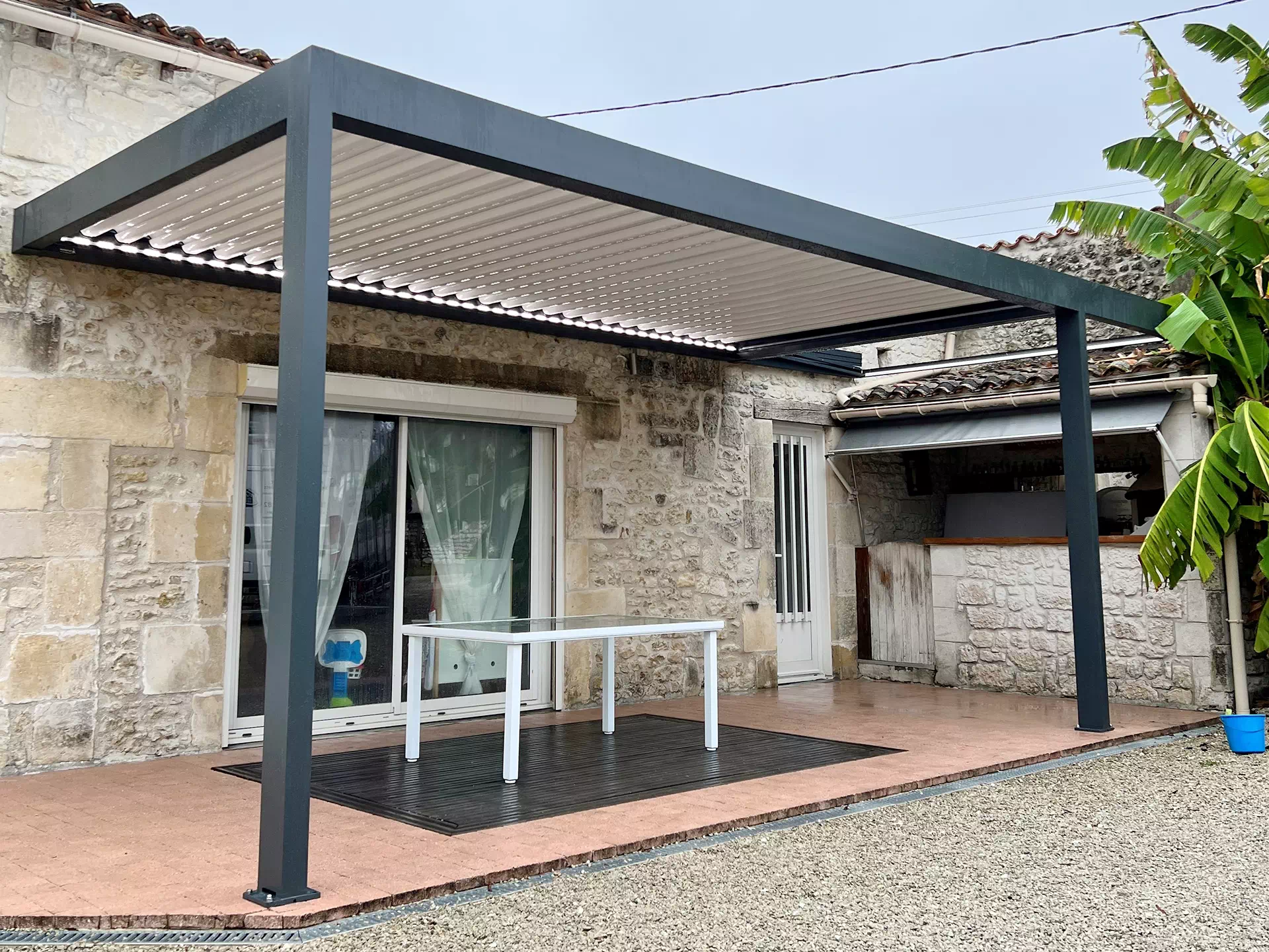 Pose de pergolas à Jonzac par Espi Bâtiment