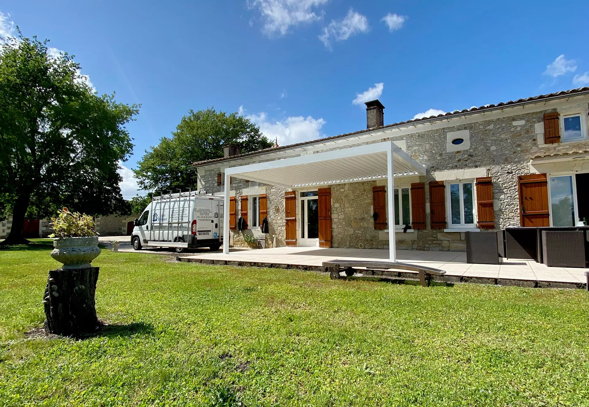 Pose de pergolas à Jonzac par Espi Bâtiment