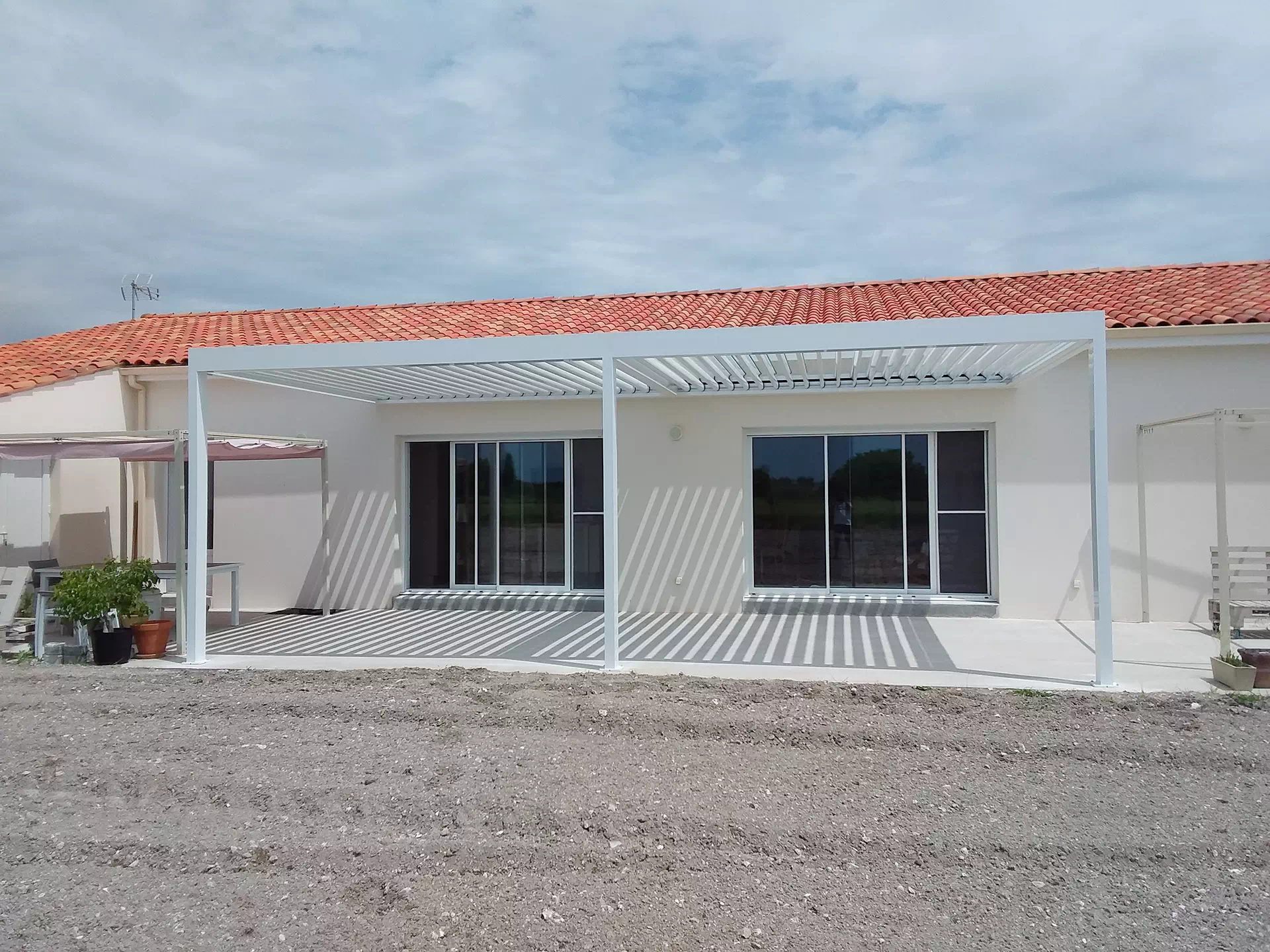 Pose de pergolas à Jonzac par Espi Bâtiment